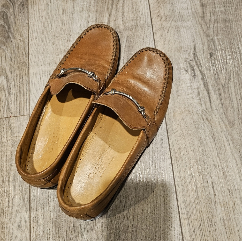 LADIES COLE HAAN SADDLE BROWN LEATHER LOAFERS WITH GOLD ACCENT